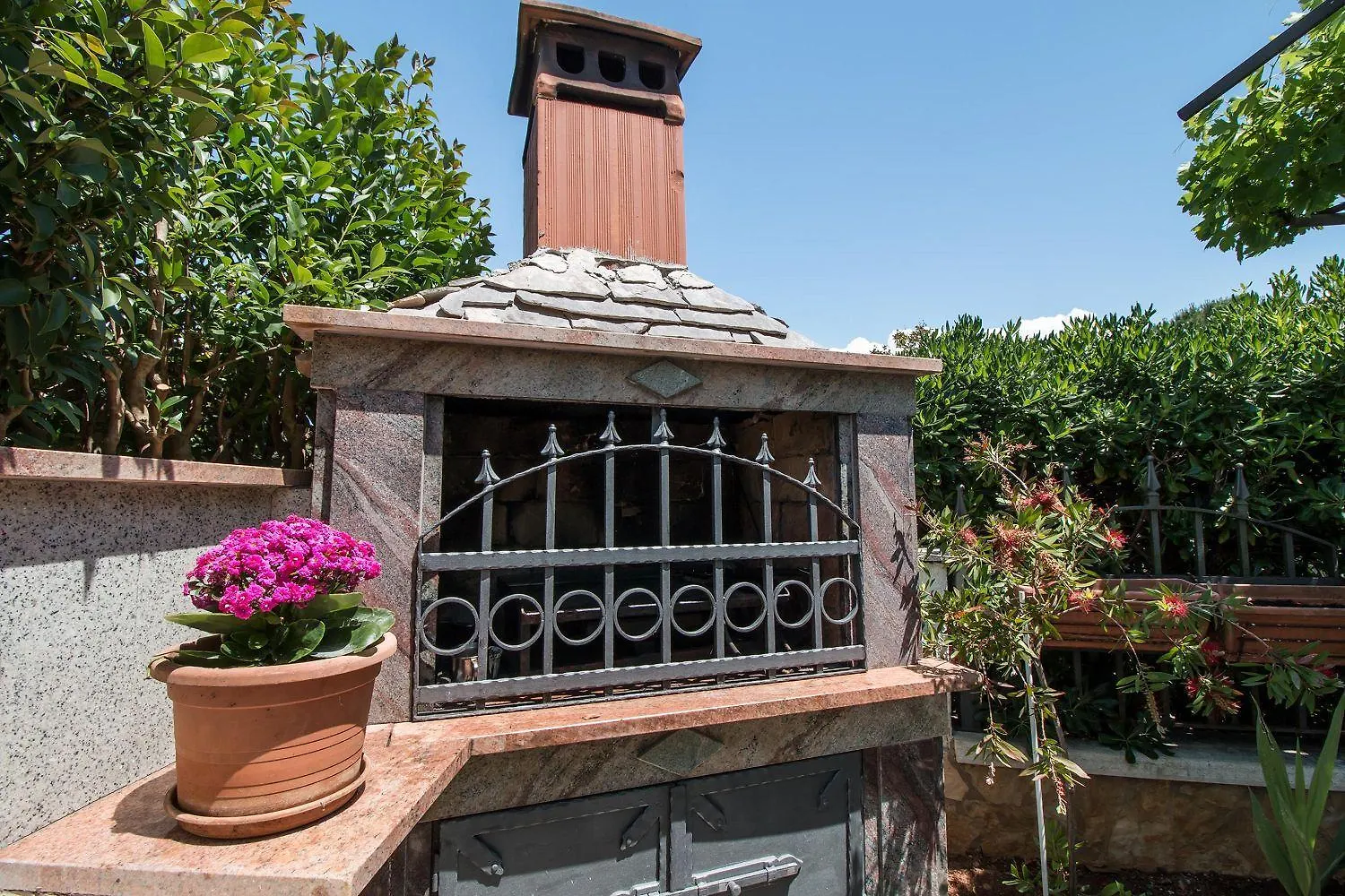 Malerisches Apartment Mit Grossem Balkon, Grillbereich Und Nur 15 Minuten Zum Strand Rovigno