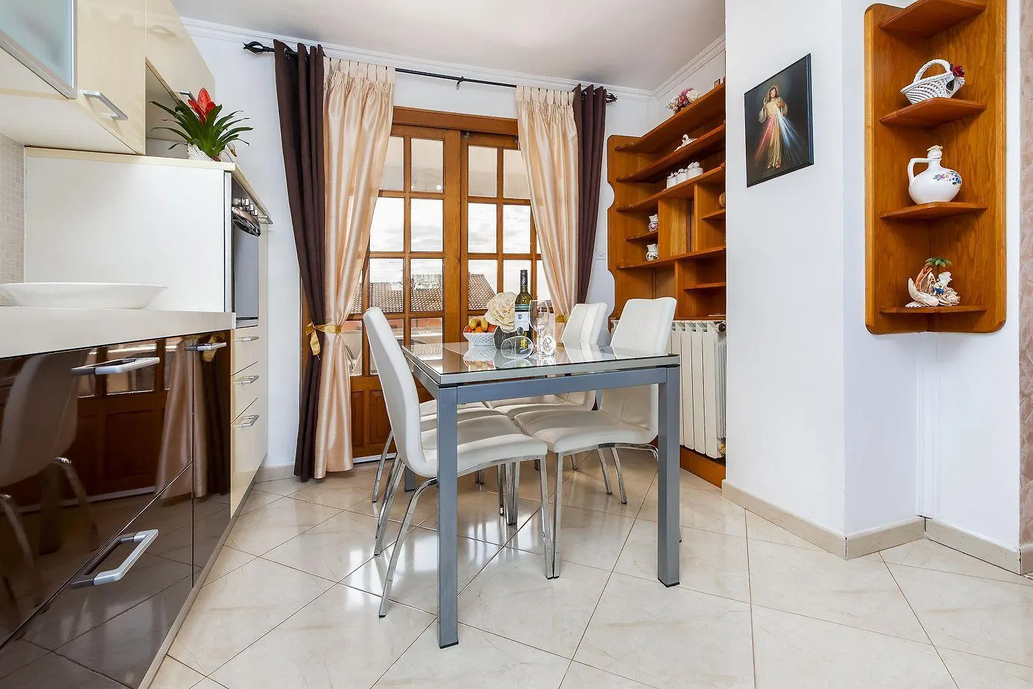 Malerisches Apartment Mit Grossem Balkon, Grillbereich Und Nur 15 Minuten Zum Strand Rovigno